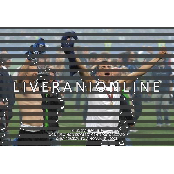 MILANO STADIO MEAZZA SI SANSIRO 23/05/2010 FESTEGGIAMENTI DEI GIOCATORI DELL\' INTER CON I TIFOSI PER LA CONQUISTA DELLA COPPA DELLA CHAMPIONS LEAGUE DOPO IL RIENTRO DA MADRID NELLA FOTO LUCIO ©ROMANO/AGENZIA ALDO LIVERANI SAS