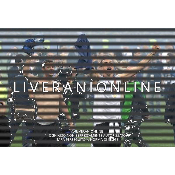 MILANO STADIO MEAZZA SI SANSIRO 23/05/2010 FESTEGGIAMENTI DEI GIOCATORI DELL\' INTER CON I TIFOSI PER LA CONQUISTA DELLA COPPA DELLA CHAMPIONS LEAGUE DOPO IL RIENTRO DA MADRID NELLA FOTO LUCIO E THIAGO MOTTA ©ROMANO/AGENZIA ALDO LIVERANI SAS