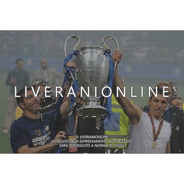 MILANO STADIO MEAZZA SI SANSIRO 23/05/2010 FESTEGGIAMENTI DEI GIOCATORI DELL\' INTER CON I TIFOSI PER LA CONQUISTA DELLA COPPA DELLA CHAMPIONS LEAGUE DOPO IL RIENTRO DA MADRID NELLA FOTO LUCIO E ORLANDONI PAOLO ©ROMANO/AGENZIA ALDO LIVERANI SAS