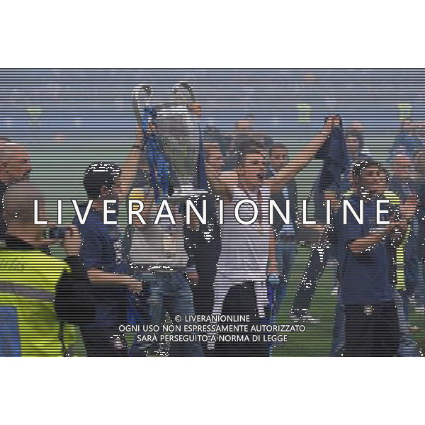 MILANO STADIO MEAZZA SI SANSIRO 23/05/2010 FESTEGGIAMENTI DEI GIOCATORI DELL\' INTER CON I TIFOSI PER LA CONQUISTA DELLA COPPA DELLA CHAMPIONS LEAGUE DOPO IL RIENTRO DA MADRID NELLA FOTO LUCIO E ORLANDONI PAOLO ©ROMANO/AGENZIA ALDO LIVERANI SAS