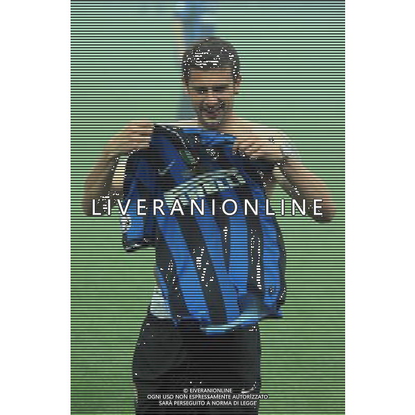 MILANO STADIO MEAZZA SI SANSIRO 23/05/2010 FESTEGGIAMENTI DEI GIOCATORI DELL\' INTER CON I TIFOSI PER LA CONQUISTA DELLA COPPA DELLA CHAMPIONS LEAGUE DOPO IL RIENTRO DA MADRID NELLA FOTO THIAGO MOTTA ©ROMANO/AGENZIA ALDO LIVERANI SAS