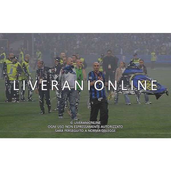 MILANO STADIO MEAZZA SI SANSIRO 23/05/2010 FESTEGGIAMENTI DEI GIOCATORI DELL\' INTER CON I TIFOSI PER LA CONQUISTA DELLA COPPA DELLA CHAMPIONS LEAGUE DOPO IL RIENTRO DA MADRID NELLA FOTO ESTEBAN CAMBIASSO CON LA BANDIERA ©ROMANO/AGENZIA ALDO LIVERANI SAS