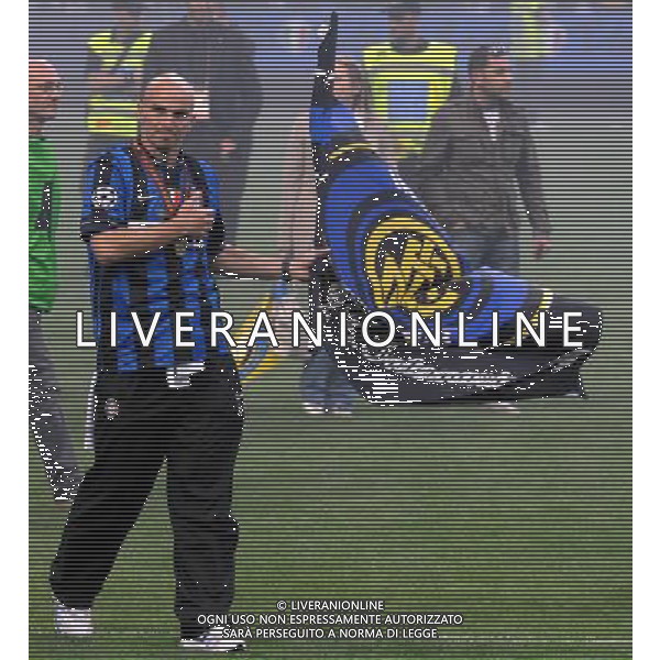 MILANO STADIO MEAZZA SI SANSIRO 23/05/2010 FESTEGGIAMENTI DEI GIOCATORI DELL\' INTER CON I TIFOSI PER LA CONQUISTA DELLA COPPA DELLA CHAMPIONS LEAGUE DOPO IL RIENTRO DA MADRID NELLA FOTO ESTEBAN CAMBIASSO CON LA BANDIERA ©ROMANO/AGENZIA ALDO LIVERANI SAS