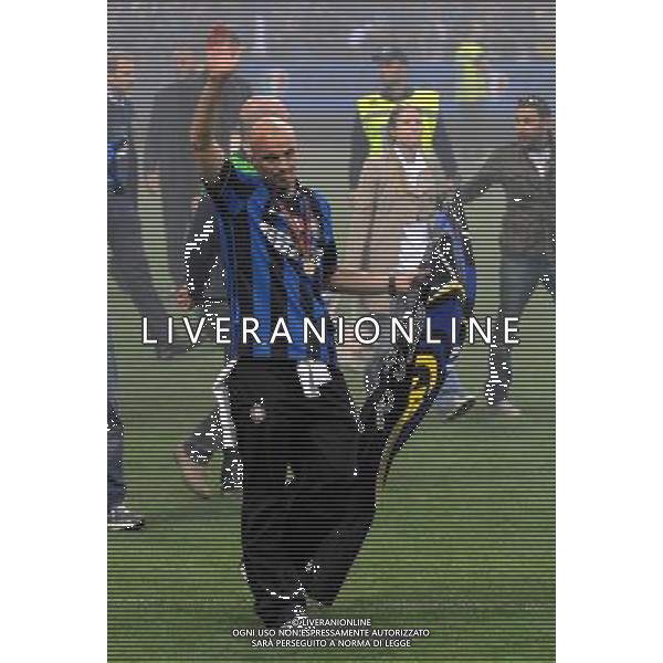 MILANO STADIO MEAZZA SI SANSIRO 23/05/2010 FESTEGGIAMENTI DEI GIOCATORI DELL\' INTER CON I TIFOSI PER LA CONQUISTA DELLA COPPA DELLA CHAMPIONS LEAGUE DOPO IL RIENTRO DA MADRID NELLA FOTO ESTEBAN CAMBIASSO CON LA BANDIERA ©ROMANO/AGENZIA ALDO LIVERANI SAS