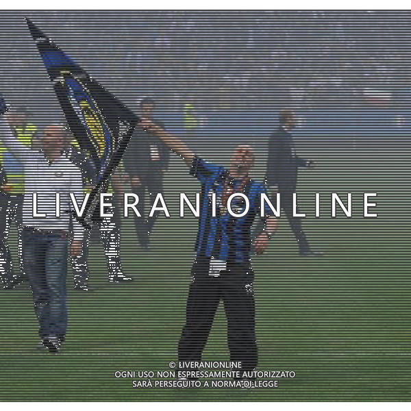 MILANO STADIO MEAZZA SI SANSIRO 23/05/2010 FESTEGGIAMENTI DEI GIOCATORI DELL\' INTER CON I TIFOSI PER LA CONQUISTA DELLA COPPA DELLA CHAMPIONS LEAGUE DOPO IL RIENTRO DA MADRID NELLA FOTO ESTEBAN CAMBIASSO CON LA BANDIERA ©ROMANO/AGENZIA ALDO LIVERANI SAS
