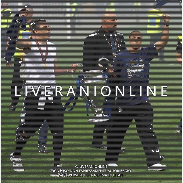 MILANO STADIO MEAZZA SI SANSIRO 23/05/2010 FESTEGGIAMENTI DEI GIOCATORI DELL\' INTER CON I TIFOSI PER LA CONQUISTA DELLA COPPA DELLA CHAMPIONS LEAGUE DOPO IL RIENTRO DA MADRID NELLA FOTO LUCIO E IVAN CORDOBA CON LA COPPA ©ROMANO/AGENZIA ALDO LIVERANI SAS