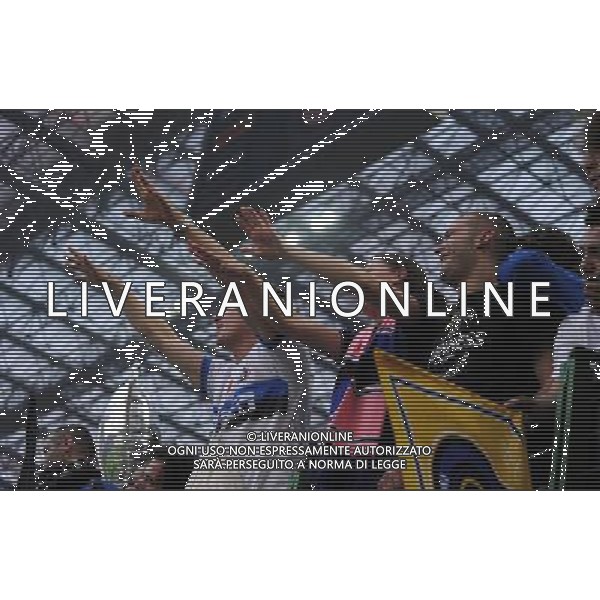 MILANO STADIO MEAZZA SI SANSIRO 23/05/2010 FESTEGGIAMENTI DEI GIOCATORI DELL\' INTER CON I TIFOSI PER LA CONQUISTA DELLA COPPA DELLA CHAMPIONS LEAGUE DOPO IL RIENTRO DA MADRID NELLA FOTO I TIFOSI SUGLI SPALTI ©ROMANO/AGENZIA ALDO LIVERANI SAS