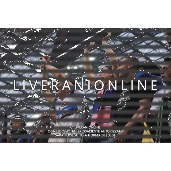 MILANO STADIO MEAZZA SI SANSIRO 23/05/2010 FESTEGGIAMENTI DEI GIOCATORI DELL\' INTER CON I TIFOSI PER LA CONQUISTA DELLA COPPA DELLA CHAMPIONS LEAGUE DOPO IL RIENTRO DA MADRID NELLA FOTO I TIFOSI SUGLI SPALTI ©ROMANO/AGENZIA ALDO LIVERANI SAS