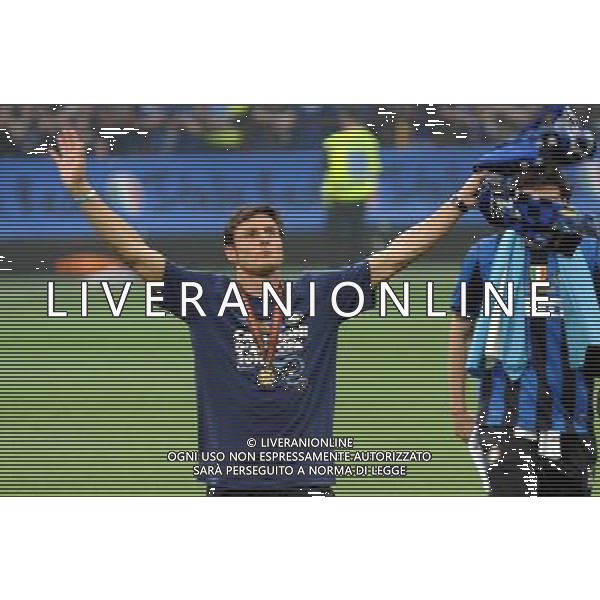 MILANO STADIO MEAZZA SI SANSIRO 23/05/2010 FESTEGGIAMENTI DEI GIOCATORI DELL\' INTER CON I TIFOSI PER LA CONQUISTA DELLA COPPA DELLA CHAMPIONS LEAGUE DOPO IL RIENTRO DA MADRID NELLA FOTO JAVIER ZANETTI ©ROMANO/AGENZIA ALDO LIVERANI SAS