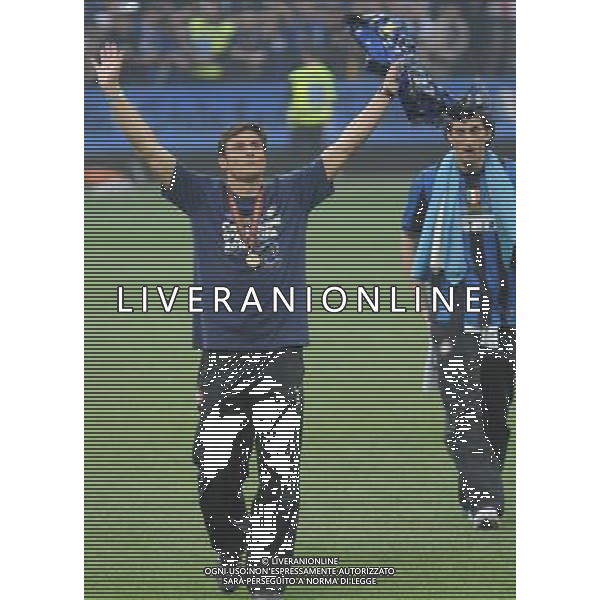 MILANO STADIO MEAZZA SI SANSIRO 23/05/2010 FESTEGGIAMENTI DEI GIOCATORI DELL\' INTER CON I TIFOSI PER LA CONQUISTA DELLA COPPA DELLA CHAMPIONS LEAGUE DOPO IL RIENTRO DA MADRID NELLA FOTO JAVIER ZANETTI ©ROMANO/AGENZIA ALDO LIVERANI SAS