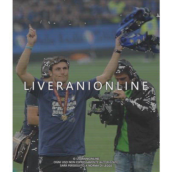 MILANO STADIO MEAZZA SI SANSIRO 23/05/2010 FESTEGGIAMENTI DEI GIOCATORI DELL\' INTER CON I TIFOSI PER LA CONQUISTA DELLA COPPA DELLA CHAMPIONS LEAGUE DOPO IL RIENTRO DA MADRID NELLA FOTO JAVIER ZANETTI ©ROMANO/AGENZIA ALDO LIVERANI SAS