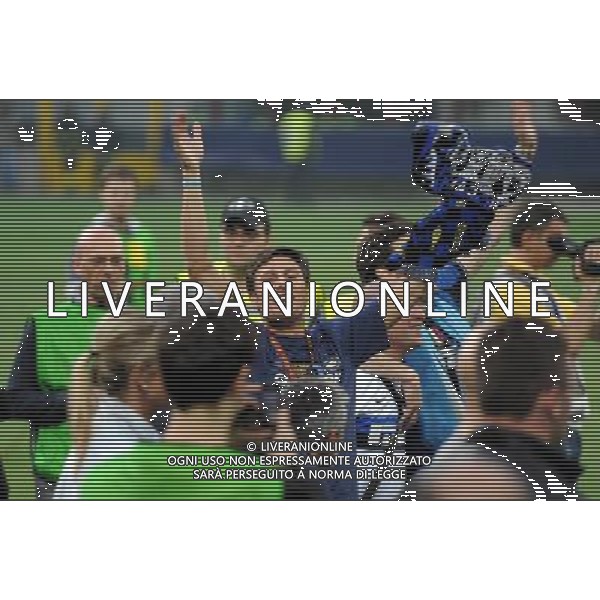 MILANO STADIO MEAZZA SI SANSIRO 23/05/2010 FESTEGGIAMENTI DEI GIOCATORI DELL\' INTER CON I TIFOSI PER LA CONQUISTA DELLA COPPA DELLA CHAMPIONS LEAGUE DOPO IL RIENTRO DA MADRID NELLA FOTO JAVIER ZANETTI ©ROMANO/AGENZIA ALDO LIVERANI SAS