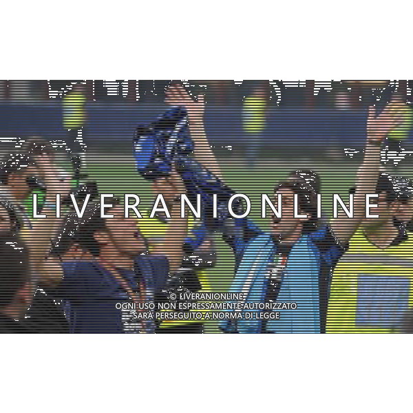 MILANO STADIO MEAZZA SI SANSIRO 23/05/2010 FESTEGGIAMENTI DEI GIOCATORI DELL\' INTER CON I TIFOSI PER LA CONQUISTA DELLA COPPA DELLA CHAMPIONS LEAGUE DOPO IL RIENTRO DA MADRID NELLA FOTO DIEGO MILITO E JAVIER ZANETTI ©ROMANO/AGENZIA ALDO LIVERANI SAS