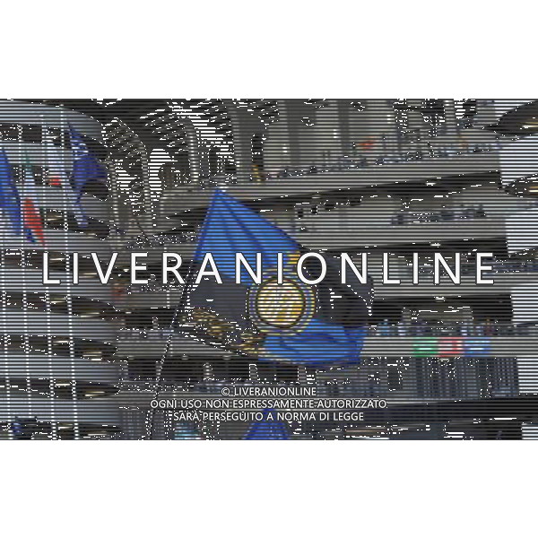 MILANO STADIO MEAZZA SI SANSIRO 23/05/2010 FESTEGGIAMENTI DEI GIOCATORI DELL\' INTER CON I TIFOSI PER LA CONQUISTA DELLA COPPA DELLA CHAMPIONS LEAGUE DOPO IL RIENTRO DA MADRID NELLA FOTO LA BANDIERA ©ROMANO/AGENZIA ALDO LIVERANI SAS