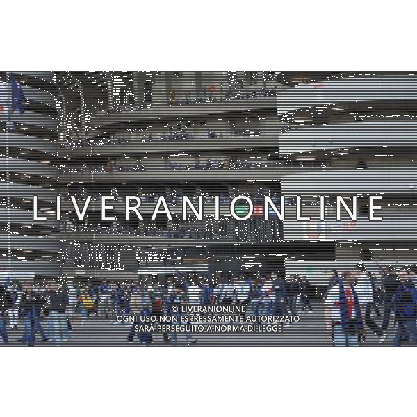 MILANO STADIO MEAZZA SI SANSIRO 23/05/2010 FESTEGGIAMENTI DEI GIOCATORI DELL\' INTER CON I TIFOSI PER LA CONQUISTA DELLA COPPA DELLA CHAMPIONS LEAGUE DOPO IL RIENTRO DA MADRID NELLA FOTO I TIFOSI ©ROMANO/AGENZIA ALDO LIVERANI SAS