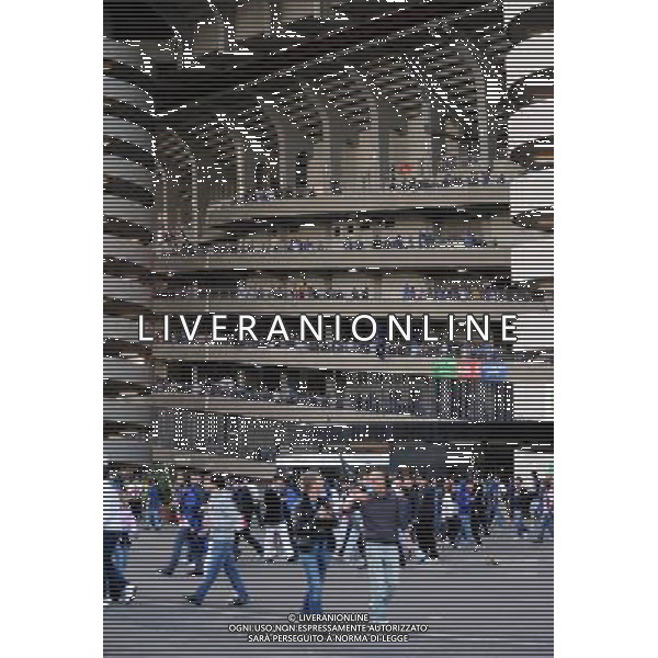 MILANO STADIO MEAZZA SI SANSIRO 23/05/2010 FESTEGGIAMENTI DEI GIOCATORI DELL\' INTER CON I TIFOSI PER LA CONQUISTA DELLA COPPA DELLA CHAMPIONS LEAGUE DOPO IL RIENTRO DA MADRID NELLA FOTO I TIFOSI ©ROMANO/AGENZIA ALDO LIVERANI SAS