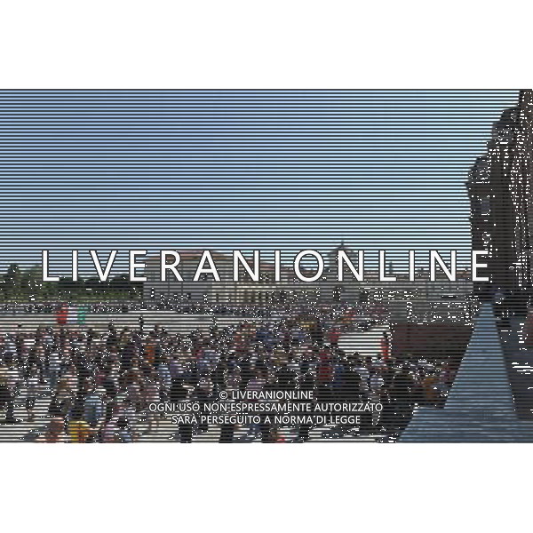 23-05-2010 Venaria Reale (To) Sport-Calcio Nazionale Italiana alla Reggia di Venaria Reale Nella foto: Tifosi davanti la Reggia ©Manuela Viganti/ALDO LIVERANI