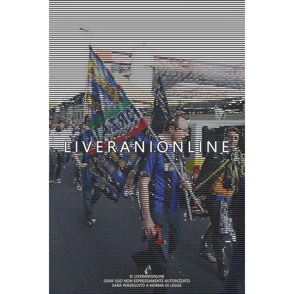 RITORNO A CASA DEI TIFOSI DELL\'INTER CALCIO DOPO LA FESTA ALLO STADIO MEAZZA DI SANSIRO A MILANO PER LA VINCITA DELLA CHAMPIONS LEAGUE CONTRO IL BAYERN MONACO A MADRID foto Antonio Sorano - Ag. Aldo Liverani sas