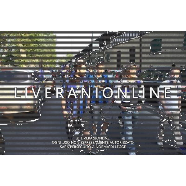 RITORNO A CASA DEI TIFOSI DELL\'INTER CALCIO DOPO LA FESTA ALLO STADIO MEAZZA DI SANSIRO A MILANO PER LA VINCITA DELLA CHAMPIONS LEAGUE CONTRO IL BAYERN MONACO A MADRID foto Antonio Sorano - Ag. Aldo Liverani sas