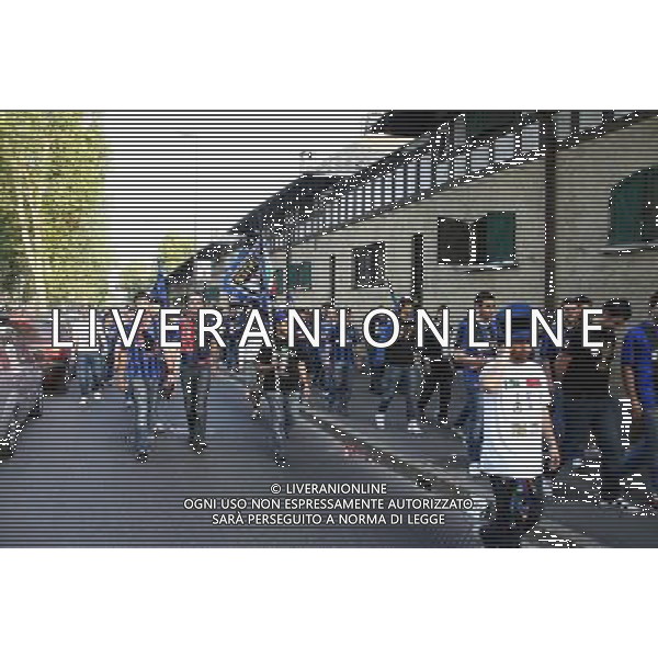 RITORNO A CASA DEI TIFOSI DELL\'INTER CALCIO DOPO LA FESTA ALLO STADIO MEAZZA DI SANSIRO A MILANO PER LA VINCITA DELLA CHAMPIONS LEAGUE CONTRO IL BAYERN MONACO A MADRID foto Antonio Sorano - Ag. Aldo Liverani sas