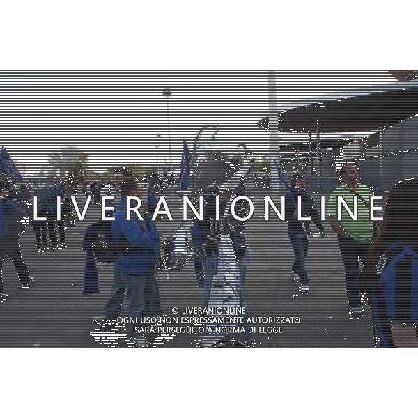 RITORNO A CASA DEI TIFOSI DELL\'INTER CALCIO DOPO LA FESTA ALLO STADIO MEAZZA DI SANSIRO A MILANO PER LA VINCITA DELLA CHAMPIONS LEAGUE CONTRO IL BAYERN MONACO A MADRID nella foto: spazzatura lasciata per terra foto Antonio Sorano - Ag. Aldo Liverani sas