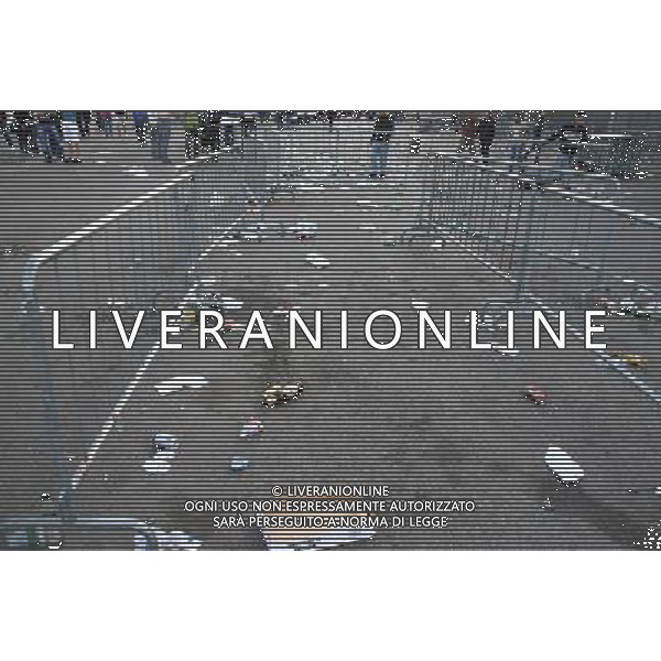 RITORNO A CASA DEI TIFOSI DELL\'INTER CALCIO DOPO LA FESTA ALLO STADIO MEAZZA DI SANSIRO A MILANO PER LA VINCITA DELLA CHAMPIONS LEAGUE CONTRO IL BAYERN MONACO A MADRID nella foto: spazzatura lasciata per terra foto Antonio Sorano - Ag. Aldo Liverani sas