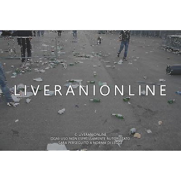 RITORNO A CASA DEI TIFOSI DELL\'INTER CALCIO DOPO LA FESTA ALLO STADIO MEAZZA DI SANSIRO A MILANO PER LA VINCITA DELLA CHAMPIONS LEAGUE CONTRO IL BAYERN MONACO A MADRID nella foto: spazzatura lasciata per terra foto Antonio Sorano - Ag. Aldo Liverani sas