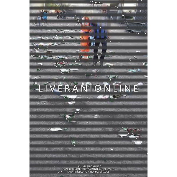 RITORNO A CASA DEI TIFOSI DELL\'INTER CALCIO DOPO LA FESTA ALLO STADIO MEAZZA DI SANSIRO A MILANO PER LA VINCITA DELLA CHAMPIONS LEAGUE CONTRO IL BAYERN MONACO A MADRID nella foto: spazzatura lasciata per terra foto Antonio Sorano - Ag. Aldo Liverani sas