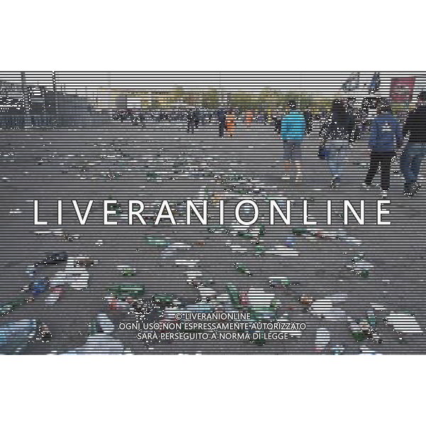 RITORNO A CASA DEI TIFOSI DELL\'INTER CALCIO DOPO LA FESTA ALLO STADIO MEAZZA DI SANSIRO A MILANO PER LA VINCITA DELLA CHAMPIONS LEAGUE CONTRO IL BAYERN MONACO A MADRID nella foto: spazzatura lasciata per terra foto Antonio Sorano - Ag. Aldo Liverani sas