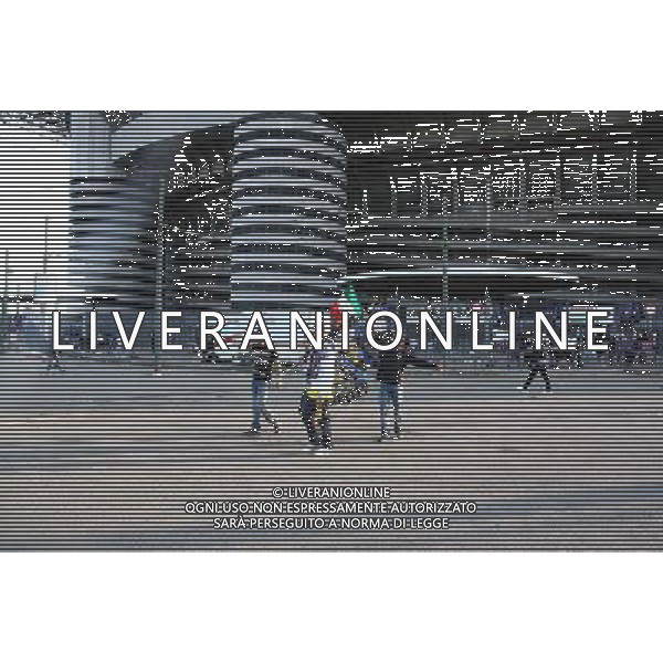 RITORNO A CASA DEI TIFOSI DELL\'INTER CALCIO DOPO LA FESTA ALLO STADIO MEAZZA DI SANSIRO A MILANO PER LA VINCITA DELLA CHAMPIONS LEAGUE CONTRO IL BAYERN MONACO A MADRID foto Antonio Sorano - Ag. Aldo Liverani sas