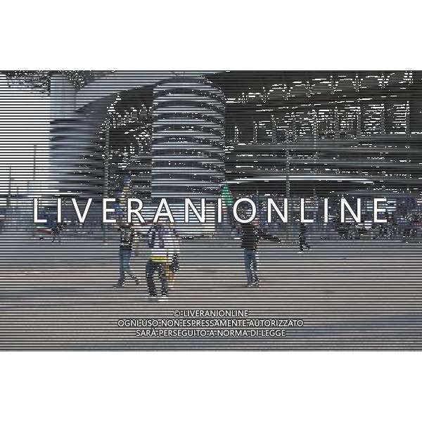 RITORNO A CASA DEI TIFOSI DELL\'INTER CALCIO DOPO LA FESTA ALLO STADIO MEAZZA DI SANSIRO A MILANO PER LA VINCITA DELLA CHAMPIONS LEAGUE CONTRO IL BAYERN MONACO A MADRID foto Antonio Sorano - Ag. Aldo Liverani sas