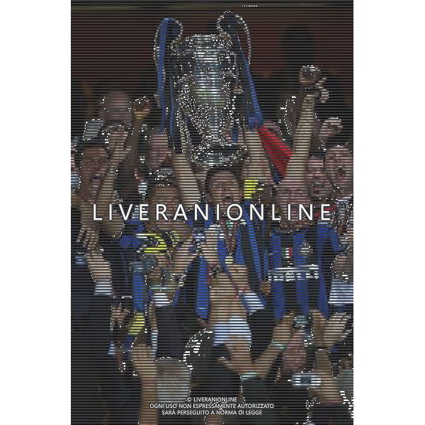 firo CALCIO SPORT Fu§ball Fussball 22.05.2010 Champions League Finale BAYERN MONACO INTER FC Bayern MŸnchen - Inter Mailand, 0:2 Champions League Sieger Inter Mailand nella foto Javier Zanetti ALZA LA COPPA ph:firosportfoto/ALDO LIVERANI ITALY ONLY