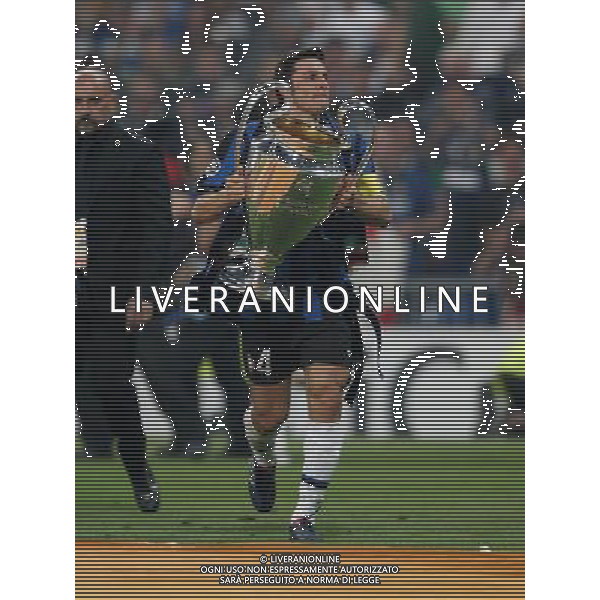 firo CALCIO SPORT Fu§ball Fussball 22.05.2010 Champions League Finale BAYERN MONACO INTER FC Bayern MŸnchen - Inter Mailand, 0:2 Champions League Sieger Inter Mailand nella foto Javier Zanetti ALZA LA COPPA ph:firosportfoto/ALDO LIVERANI ITALY ONLY