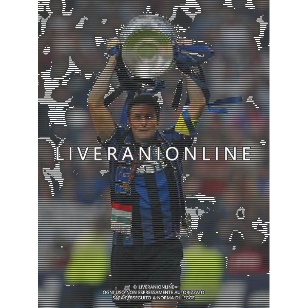 firo CALCIO SPORT Fu§ball Fussball 22.05.2010 Champions League Finale BAYERN MONACO INTER FC Bayern MŸnchen - Inter Mailand, 0:2 Champions League Sieger Inter Mailand nella foto Javier Zanetti ALZA LA COPPA ph:firosportfoto/ALDO LIVERANI ITALY ONLY