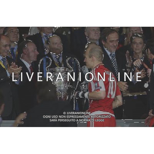 firo CALCIO SPORT Fu§ball Fussball 22.05.2010 Champions League Finale BAYERN MONACO INTER FC Bayern MŸnchen - Inter Mailand, 0:2 Champions League Sieger Inter Mailand nella foto Arjen Robben Michel Platini, Karl-Heinz-Rummenigge ph:firosportfoto/ALDO LIVERANI ITALY ONLY