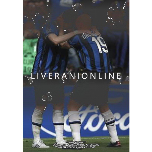 firo CALCIO SPORT Fu§ball Fussball 22.05.2010 Champions League Finale BAYERN MONACO INTER FC Bayern MŸnchen - Inter Mailand, 0:2 Champions League Sieger Inter Mailand nella foto esultanza cambiasso milito ph:firosportfoto/ALDO LIVERANI ITALY ONLY