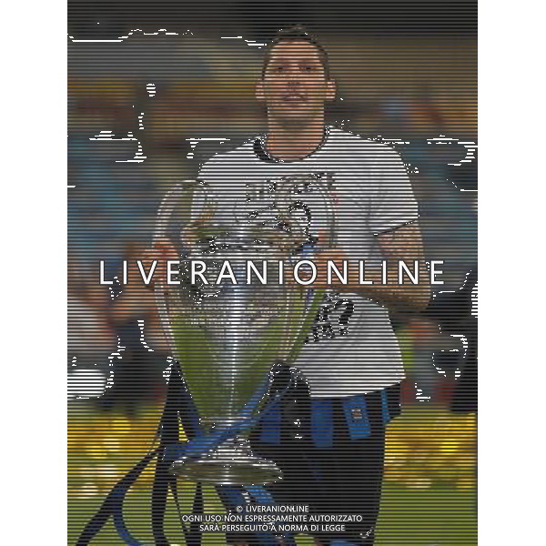 firo CALCIO SPORT Fu§ball Fussball 22.05.2010 Champions League Finale BAYERN MONACO INTER FC Bayern MŸnchen - Inter Mailand, 0:2 Champions League Sieger Inter Mailand nella foto esultanza marco materazzi coppa ph:firosportfoto/ALDO LIVERANI ITALY ONLY