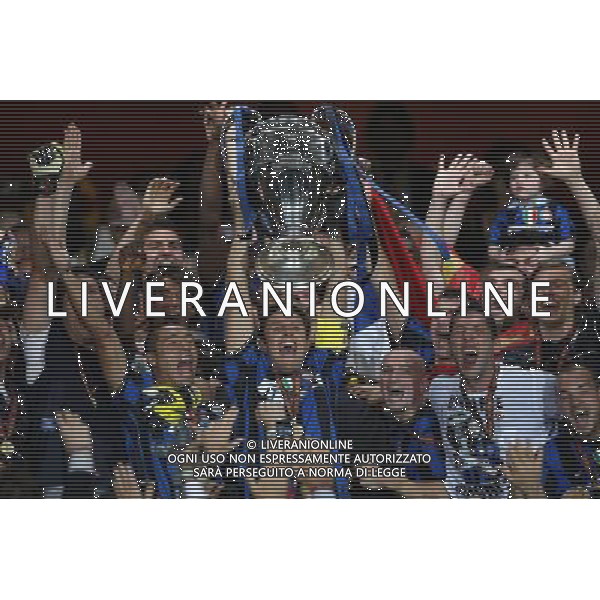 firo CALCIO SPORT Fu§ball Fussball 22.05.2010 Champions League Finale BAYERN MONACO INTER FC Bayern MŸnchen - Inter Mailand, 0:2 Champions League Sieger Inter Mailand nella foto Javier Zanetti alza la coppa ph:firosportfoto/ALDO LIVERANI ITALY ONLY