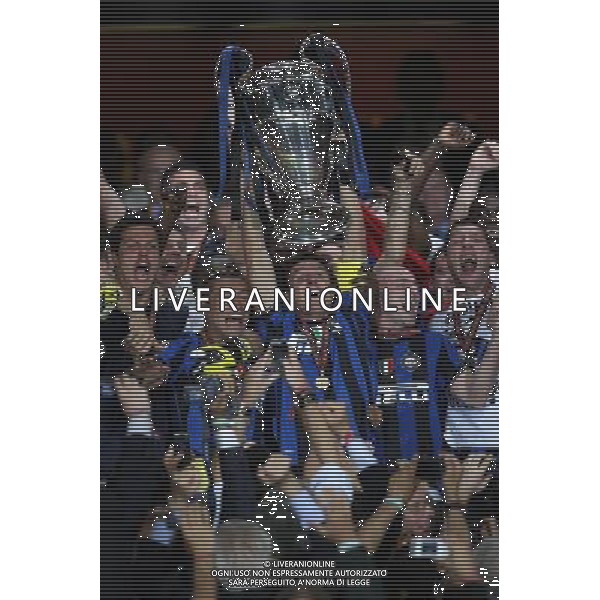 firo CALCIO SPORT Fu§ball Fussball 22.05.2010 Champions League Finale BAYERN MONACO INTER FC Bayern MŸnchen - Inter Mailand, 0:2 Champions League Sieger Inter Mailand nella foto Javier Zanetti alza la coppa ph:firosportfoto/ALDO LIVERANI ITALY ONLY