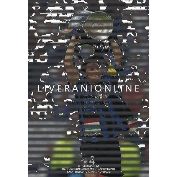 firo CALCIO SPORT Fu§ball Fussball 22.05.2010 Champions League Finale BAYERN MONACO INTER FC Bayern MŸnchen - Inter Mailand, 0:2 Champions League Sieger Inter Mailand nella foto Javier Zanetti alza la coppa ph:firosportfoto/ALDO LIVERANI ITALY ONLY