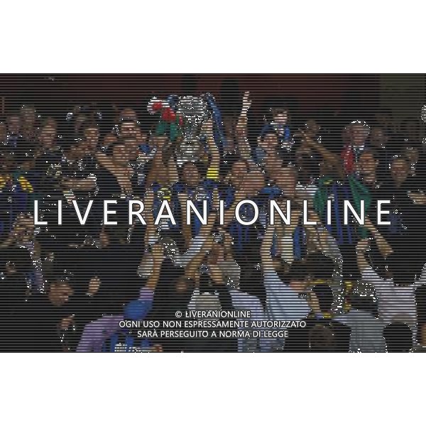 firo CALCIO SPORT Fu§ball Fussball 22.05.2010 Champions League Finale BAYERN MONACO INTER FC Bayern MŸnchen - Inter Mailand, 0:2 Champions League Sieger Inter Mailand nella foto Javier Zanetti alza la Champions League ph:firosportfoto/ALDO LIVERANI ITALY ONLY