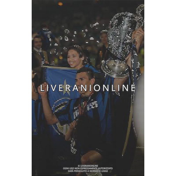 firo CALCIO SPORT Fu§ball Fussball 22.05.2010 Champions League Finale BAYERN MONACO INTER FC Bayern MŸnchen - Inter Mailand, 0:2 Champions League Sieger Inter Mailand nella foto lucio con la coppa ph:firosportfoto/ALDO LIVERANI ITALY ONLY