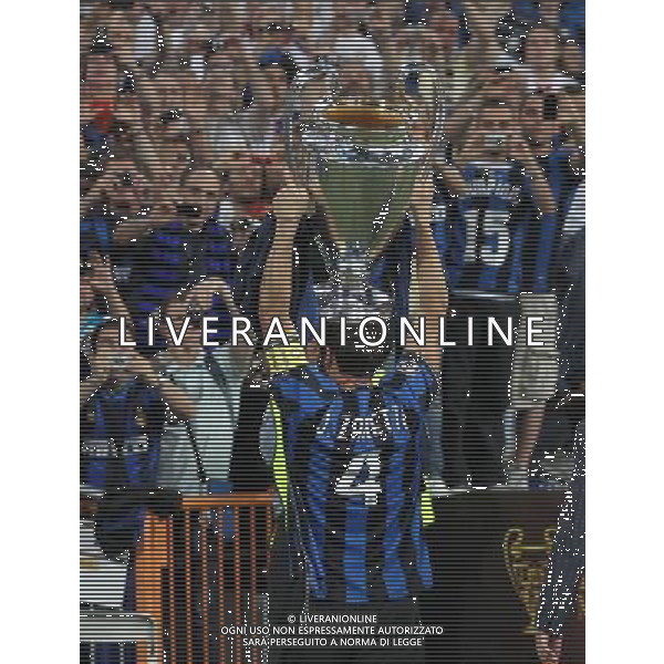 firo CALCIO SPORT Fu§ball Fussball 22.05.2010 Champions League Finale BAYERN MONACO INTER FC Bayern MŸnchen - Inter Mailand, 0:2 Champions League Sieger Inter Mailand nella fotojavier zanetti e la coppa ph:firosportfoto/ALDO LIVERANI ITALY ONLY