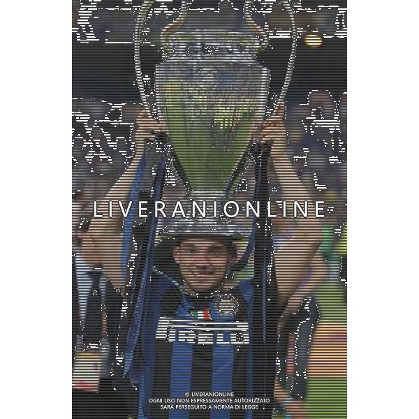 firo CALCIO SPORT Fu§ball Fussball 22.05.2010 Champions League Finale BAYERN MONACO INTER FC Bayern MŸnchen - Inter Mailand, 0:2 Champions League Sieger Inter Mailand nella foto Wesley Sneijder e la coppa ph:firosportfoto/ALDO LIVERANI ITALY ONLY