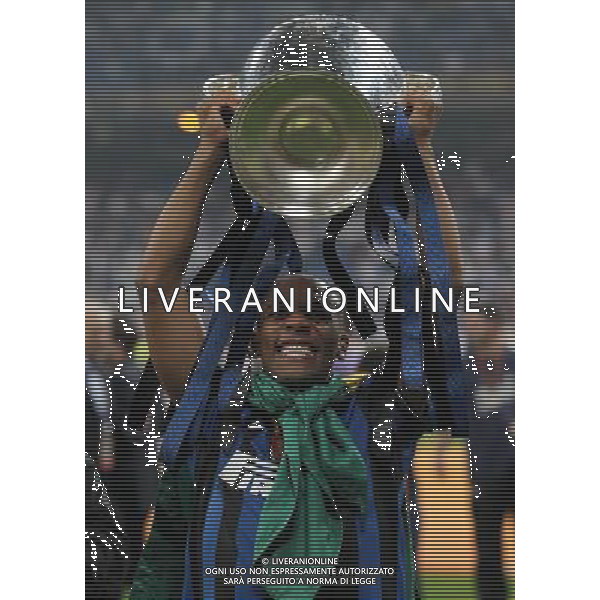 firo CALCIO SPORT Fu§ball Fussball 22.05.2010 Champions League Finale BAYERN MONACO INTER FC Bayern MŸnchen - Inter Mailand, 0:2 Champions League Sieger Inter Mailand nella foto Maicon con la coppa ph:firosportfoto/ALDO LIVERANI ITALY ONLY