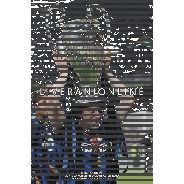 firo CALCIO SPORT Fu§ball Fussball 22.05.2010 Champions League Finale BAYERN MONACO INTER FC Bayern MŸnchen - Inter Mailand, 0:2 Champions League Sieger Inter Mailand nella foto Diego Milito con la coppa ph:firosportfoto/ALDO LIVERANI ITALY ONLY