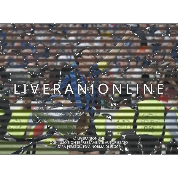 firo CALCIO SPORT Fu§ball Fussball 22.05.2010 Champions League Finale BAYERN MONACO INTER FC Bayern MŸnchen - Inter Mailand, 0:2 Champions League Sieger Inter Mailand nella foto Javier Zanetti con la coppa ph:firosportfoto/ALDO LIVERANI ITALY ONLY