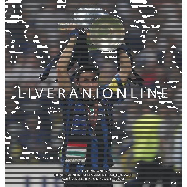 firo CALCIO SPORT Fu§ball Fussball 22.05.2010 Champions League Finale BAYERN MONACO INTER FC Bayern MŸnchen - Inter Mailand, 0:2 Champions League Sieger Inter Mailand nella foto Javier Zanetti alza la coppa ph:firosportfoto/ALDO LIVERANI ITALY ONLY