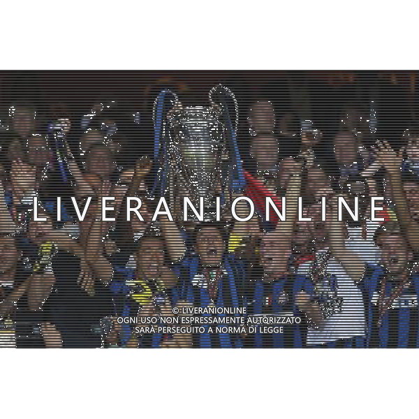 firo CALCIO SPORT Fu§ball Fussball 22.05.2010 Champions League Finale BAYERN MONACO INTER FC Bayern MŸnchen - Inter Mailand, 0:2 Champions League Sieger Inter Mailand nella foto Javier Zanetti alza la coppa ph:firosportfoto/ALDO LIVERANI ITALY ONLY