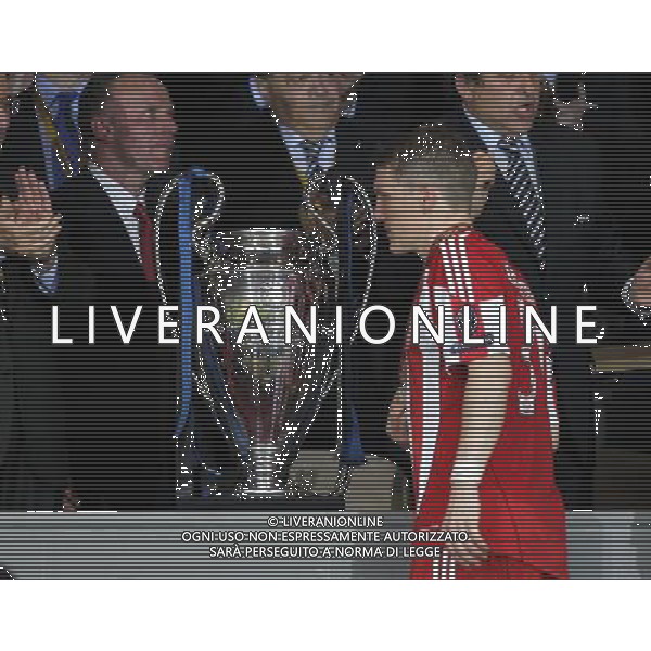 firo CALCIO SPORT Fu§ball Fussball 22.05.2010 Champions League Finale BAYERN MONACO INTER FC Bayern MŸnchen - Inter Mailand, 0:2 Champions League Sieger Inter Mailand nella foto la coppa - Bastian Schweinsteiger ph:firosportfoto/ALDO LIVERANI ITALY ONLY